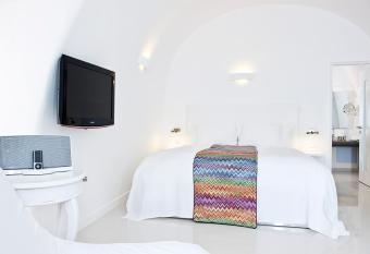 Katikies Chromata Santorini - The Leading Hotels of the World allows 18 year olds to book a room