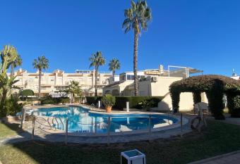 Residencial cerca del centro comercial la Zenia AQ-119 ELVIRA HOME allows 18 year olds to book a room