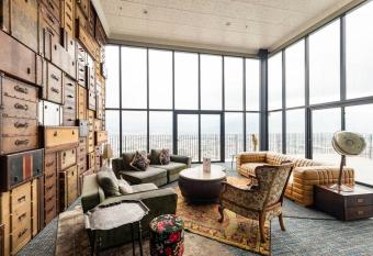 23rd Floor Apt With AC In The Heart Of The City allows 18 year olds to book a room