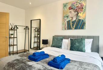 The Crown View - Wake Up Apartments allows 18 year olds to book a room