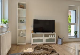 Vollm  bliertes Apartment mit Balkon has Balcony rooms