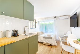 Lavie Maison Duo Garden Studios has rooms with a private hot tub