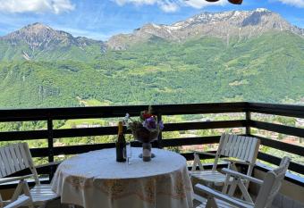 Barzio Renzo e Lucia Apartment has rooms with a private hot tub