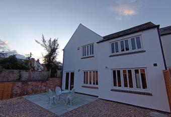 Northampton Oasis - 4 Bedroom House has Balcony rooms