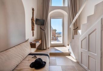 La Maltese Caldera Concept has rooms with a private hot tub