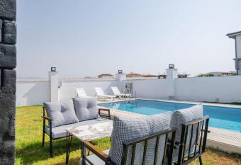 Belek kadriye land of legend otel kar    s   luxe villa   n taraf has rooms with a private hot tub