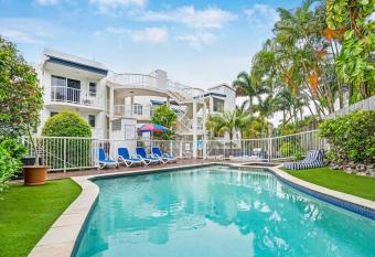 Seaside Serenity at Alex Heads has rooms with a private hot tub
