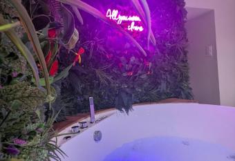 SUITE Roch amore   vasion Romantique et Unique has rooms with a private hot tub