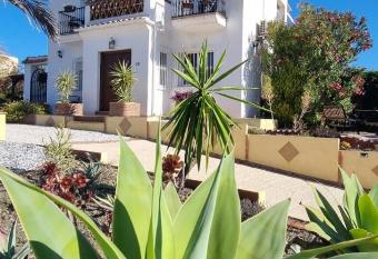 La Vista Vi  uela allows 18 year olds to book a room