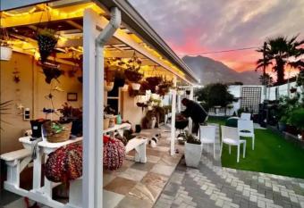 Magical Muizenberg has rooms with a private hot tub