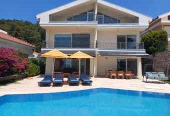 Villa Sunrise has rooms with a private hot tub