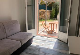 studio avec ext  rieur allows 18 year olds to book a room