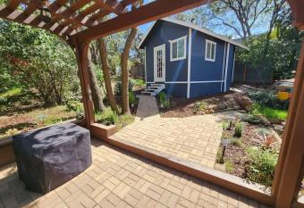 Couple's Peaceful Getaway - 4 Minutes from Village has Balcony rooms