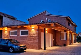 Acogedora Suite con entrada independiente allows 18 year olds to book a room