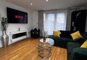 Emerald Apartment-2Bed 2Bath Cardiff Bay,City Centre Apartment has Balcony rooms