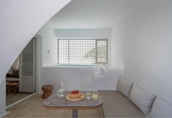 Santorini Kastelli Resort has rooms with a private hot tub