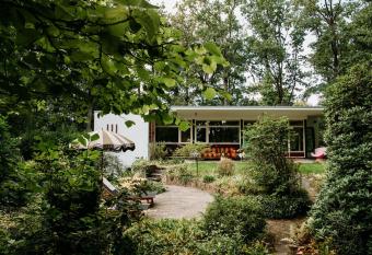 Bungalowvilla Robin Hill, met bostuin & design interieur has Balcony rooms