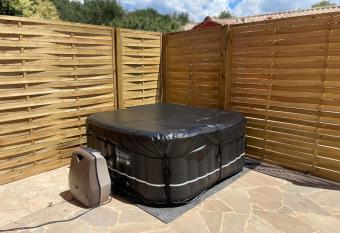 La Casa Bella has rooms with a private hot tub