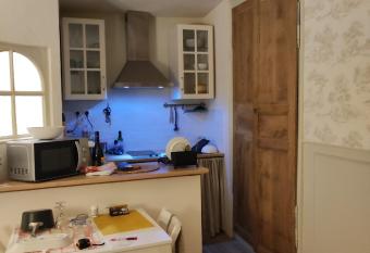 La terrasse du champ clos has Balcony rooms