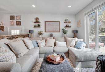 Saskatoon 5 Bedroom-Big Gatherings-Patio-Bbq-Games Room has Balcony rooms