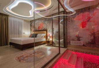 Hera Paestum Suite con Piscina privata has rooms with a private hot tub