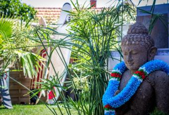 VILLA ZENITH Hostel-LA SURF HOUSE allows 18 year olds to book a room