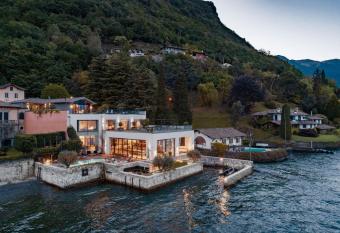 Villa Breakwater Griante has rooms with a private hot tub