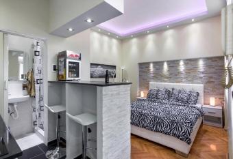 Apartment Royal has Smoking rooms