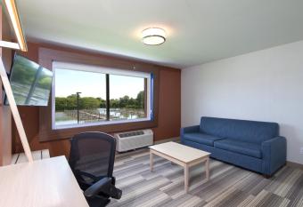 Holiday Inn Express & Suites Monroe By IHG has rooms with a private hot tub