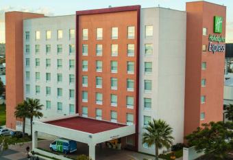 Holiday Inn Express Guadalajara Aeropuerto, an IHG Hotel allows 18 year olds to book a room