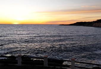 Maison familiale vue et acc  s direct    la mer has Balcony rooms