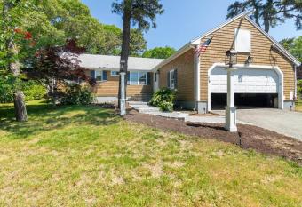 Newly Renovated Guest House for 6 near the Beach! allows 18 year olds to book a room