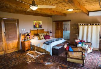 Skeiding Guest Farm has rooms with a private hot tub