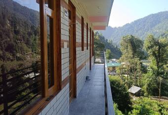 Snow Valley Homestay Tikken has Smoking/Balcony rooms