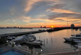 Unique Water Views, free Parking 1bed 1 bath Rooffornomads 416 has Balcony rooms