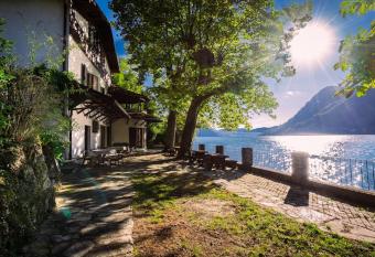 Secluded Cottage front Lake with BOAT allows 18 year olds to book a room