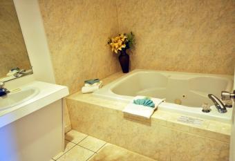 Riviera Resort & Suites has rooms with a private hot tub