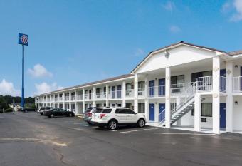 Motel 6 Bremen Ga has Smoking rooms