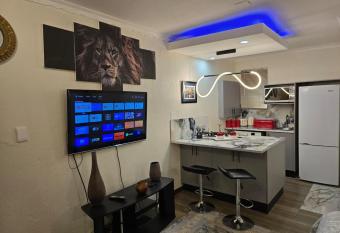 Okoli s Place has Balcony rooms