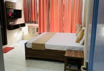 Hotel La Pearl has rooms with a private hot tub