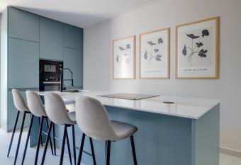 Chic Penthouse Steps from the Promenade allows 18 year olds to book a room