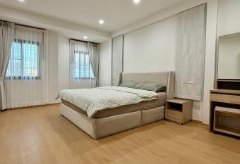 H27 Townhouse Sukhumvit has Balcony rooms