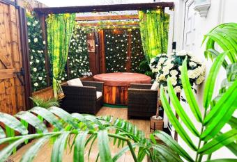 Squirrel Hideaway with Hot Tub in Formby, Liverpool has rooms with a private hot tub