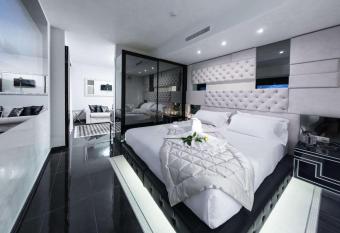 Best Western Premier Milano Palace Hotel has rooms with a private hot tub