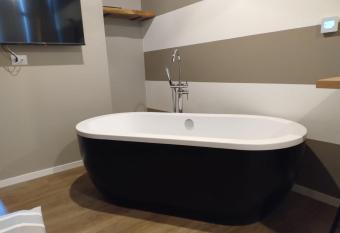  has rooms with a private hot tub