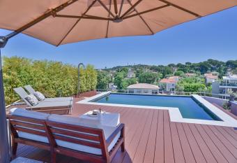 Penthouse 3 beds, private pool, Parc du Cap has rooms with a private hot tub