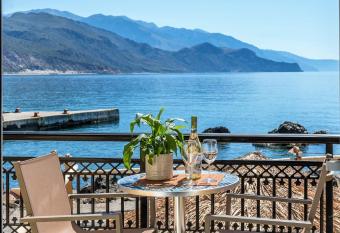 Harbour Studios And Apartments has Balcony rooms