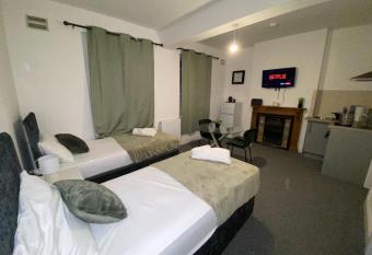Cosy 3BD Guesthouse Ensuite & Private Bathrooms has Balcony rooms