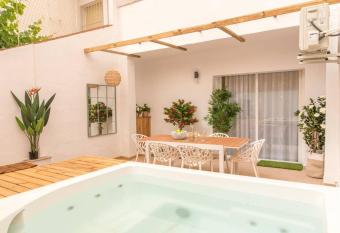 Casa para 8 personas con jardin has rooms with a private hot tub