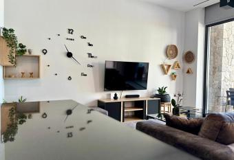 George s Soul has rooms with a private hot tub